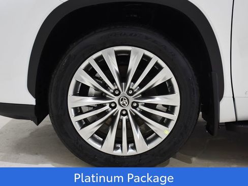 New 2026 Toyota Highlander Platinum image 6