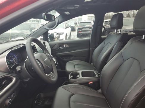 New 2026 Chrysler Pacifica Select image 17