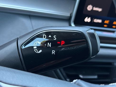 Used 2025 Volkswagen Tiguan SE AWD/4WD image 20