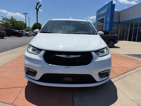 Used 2023 Chrysler Pacifica Touring-L FWD image 2