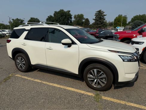 Used 2023 Nissan Pathfinder SL AWD/4WD image 3