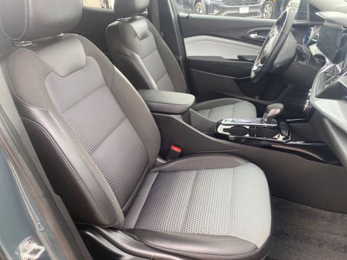 Used 2025 Chevrolet Trax LT w/ LT Convenience Package image 37