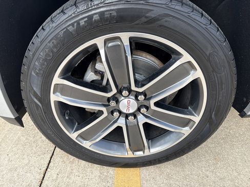 Used 2019 GMC Acadia Denali w/ Technology Package AWD/4WD image 9