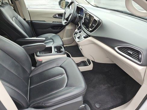 Used 2024 Chrysler Pacifica Touring-L image 11