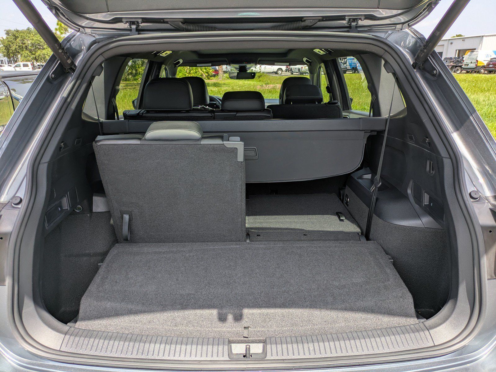 Used 2024 Volkswagen Tiguan SE R-Line FWD image 9