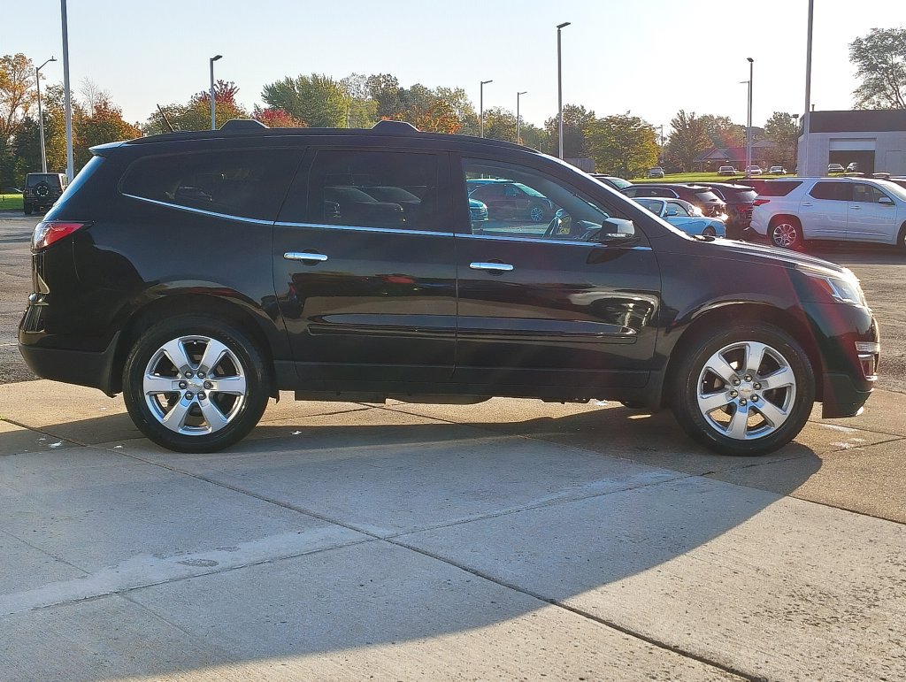 Used 2017 Chevrolet Traverse LT w/ Style and Technology Package FWD image 4