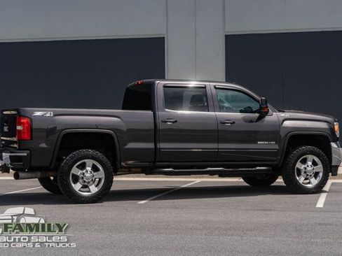 Used 2015 GMC Sierra 2500 SLE w/ SLE Preferred Package AWD/4WD image 10