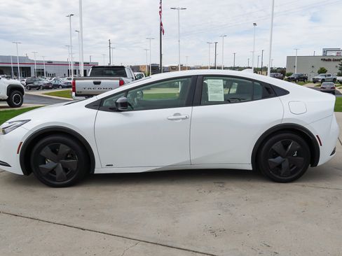 Certified 2024 Toyota Prius LE AWD/4WD image 5