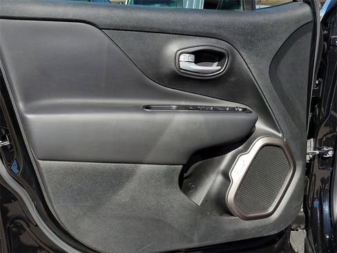 Used 2023 Jeep Renegade Latitude image 11