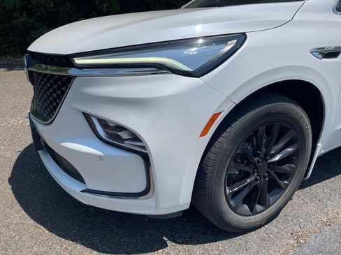 Used 2022 Buick Enclave Avenir w/ Avenir Technology Package FWD image 11
