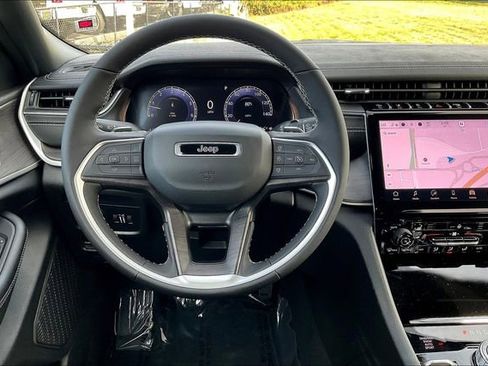 New 2025 Jeep Grand Cherokee Limited w/ Black Appearance Package image 17
