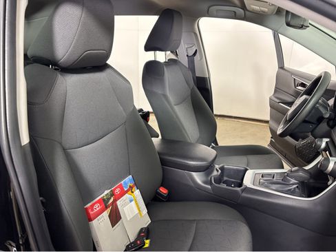 Used 2025 Toyota RAV4 XLE image 5