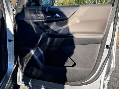 Used 2025 Chevrolet Equinox LT w/ Convenience Package II image 12