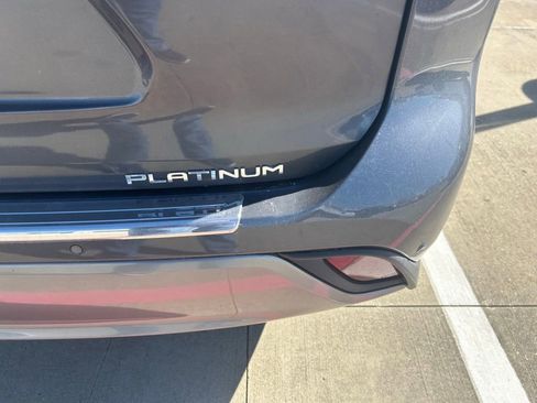 Used 2023 Toyota Highlander Platinum image 10