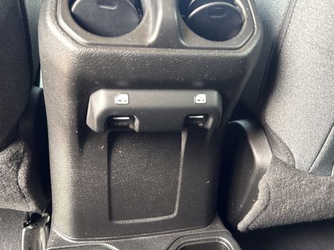 Certified 2025 Jeep Gladiator Sport AWD/4WD image 15