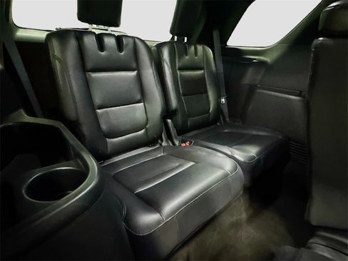 Used 2018 Ford Explorer XLT w/ Equipment Group 202A image 32