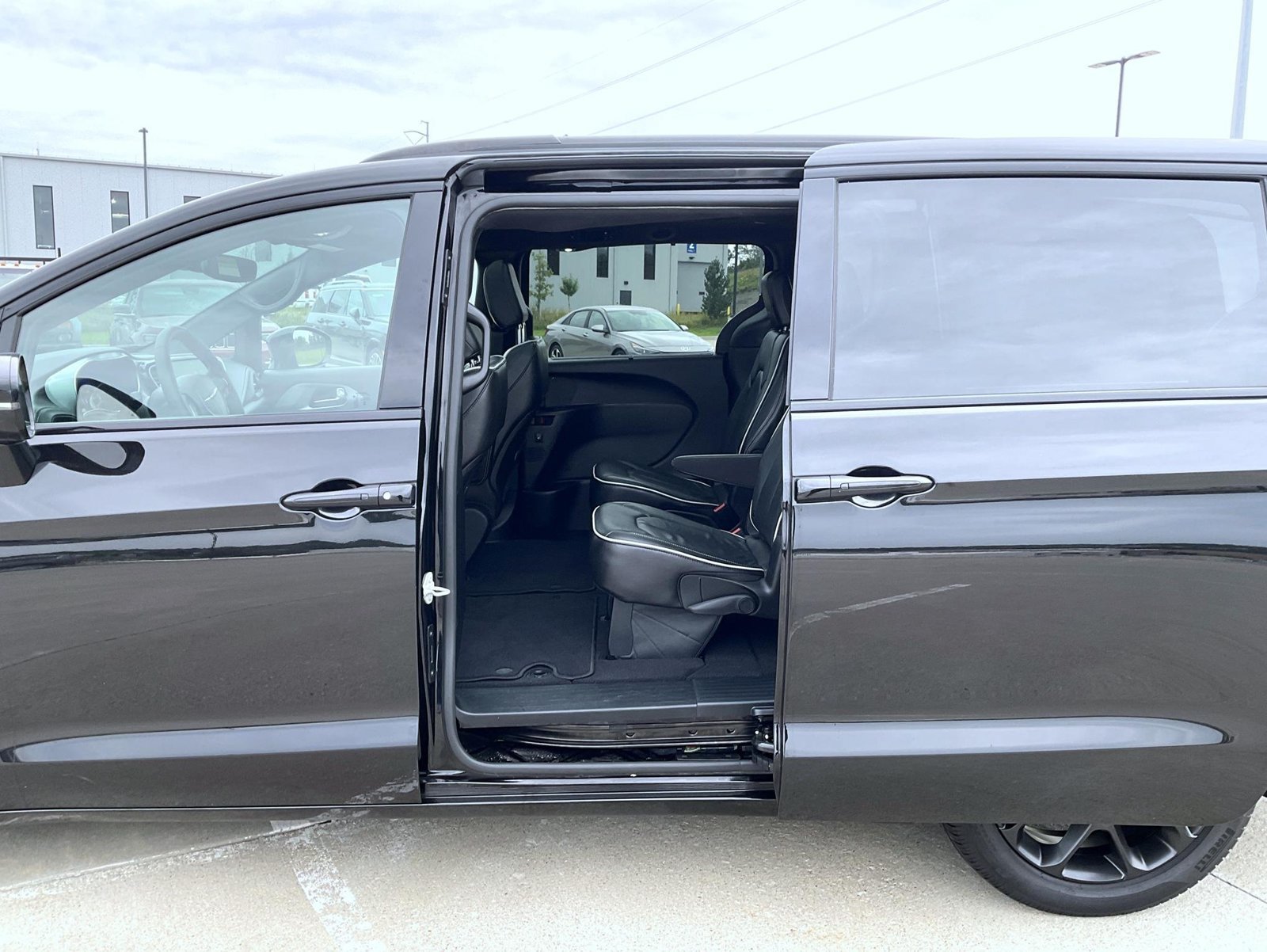 Used 2025 Chrysler Pacifica Limited FWD image 22