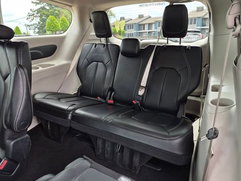 Used 2023 Chrysler Pacifica Touring-L FWD image 36