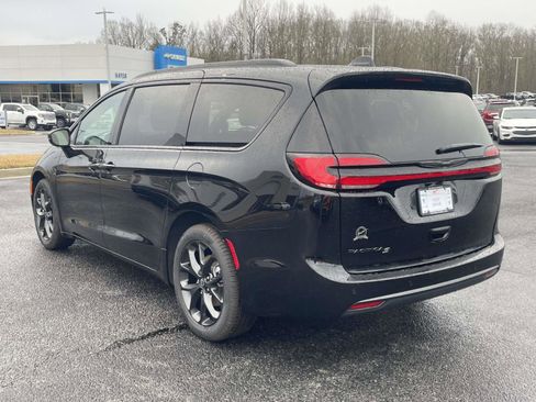 New 2026 Chrysler Pacifica Select image 3