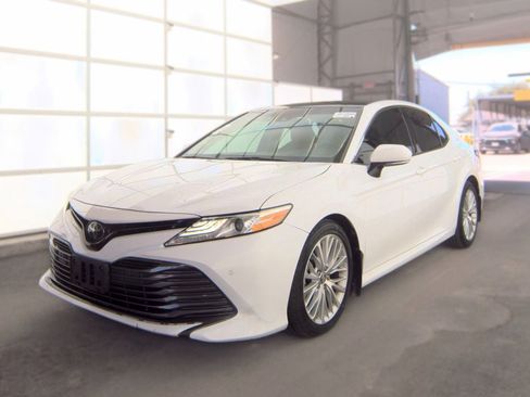 Used 2018 Toyota Camry XLE FWD image 1