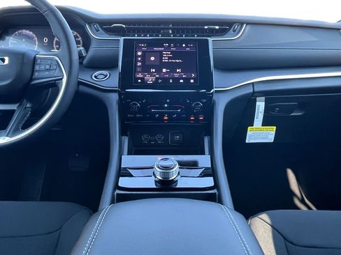 New 2025 Jeep Grand Cherokee Laredo w/ Luxury Tech Group I image 3