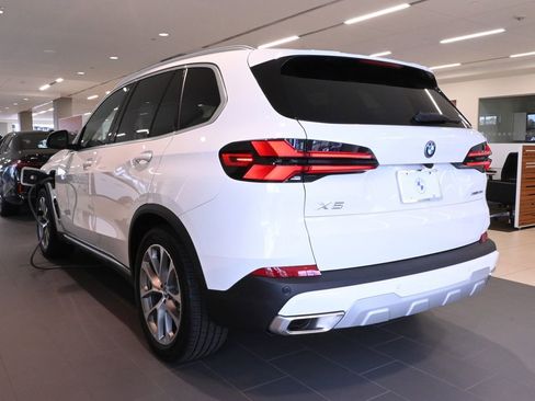 Used 2025 BMW X5 xDrive50e image 5