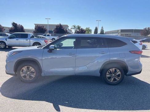Used 2023 Toyota Highlander Bronze Edition FWD image 8