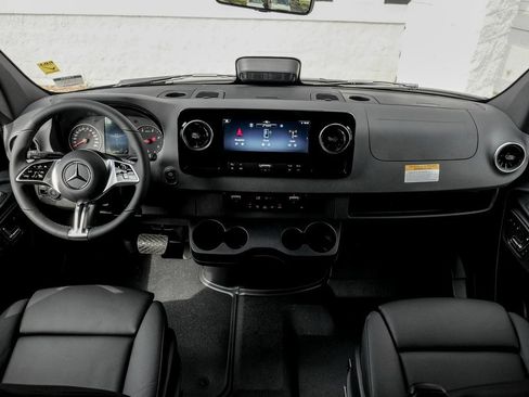 Used 2025 Mercedes-Benz Sprinter 2500 image 19