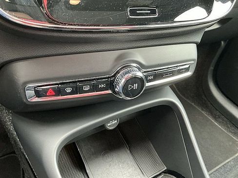 Certified 2025 Volvo XC40 B5 Plus image 25