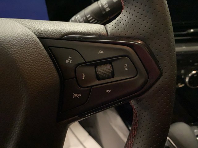 Used 2025 Chevrolet Trax RS w/ Sunroof Package FWD image 31