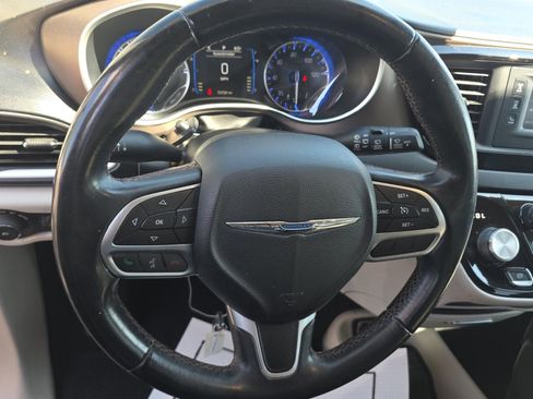 Used 2017 Chrysler Pacifica Touring-L image 6