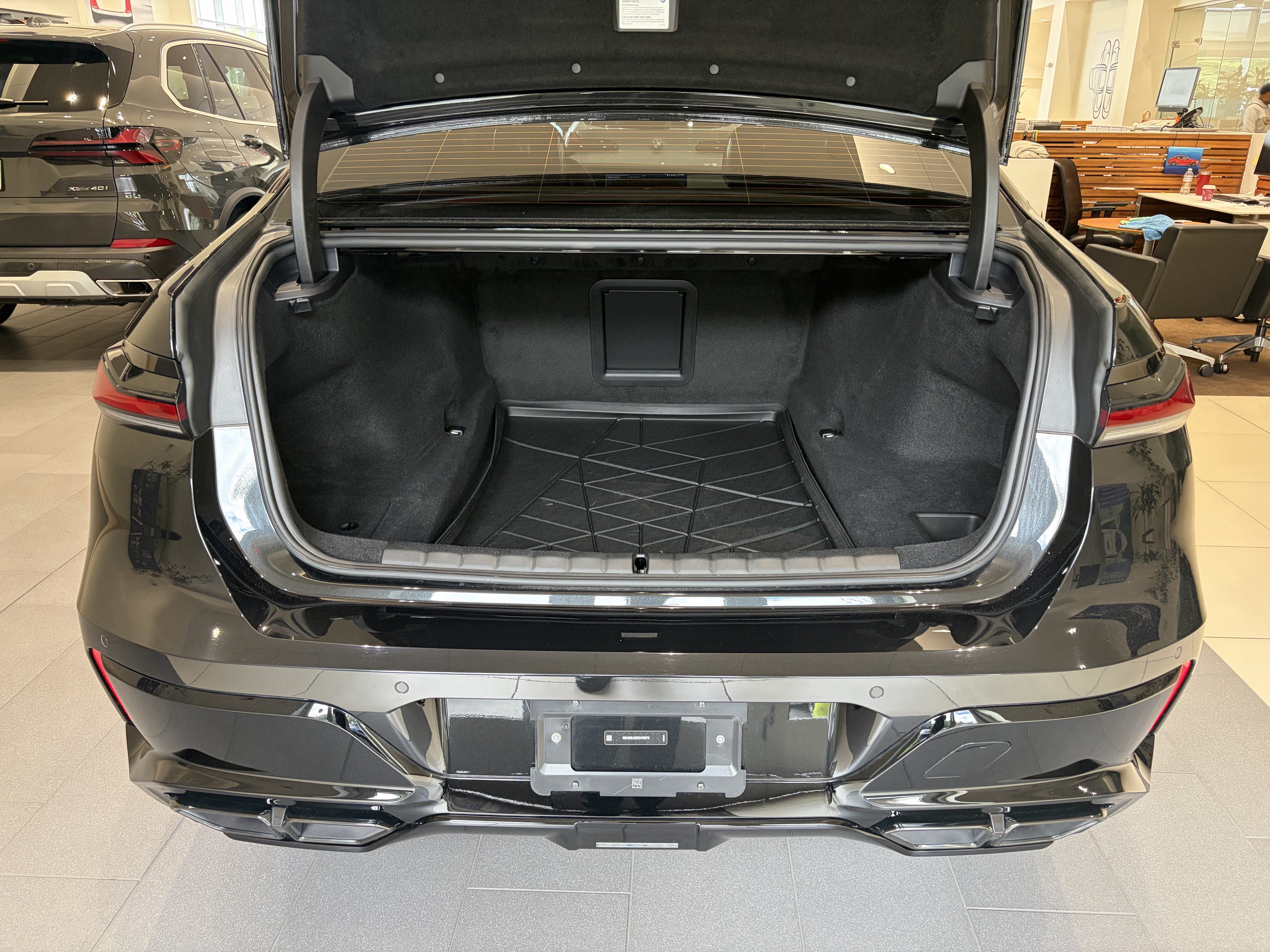 Certified 2025 BMW 760i xDrive w/ Executive Package AWD/4WD image 8