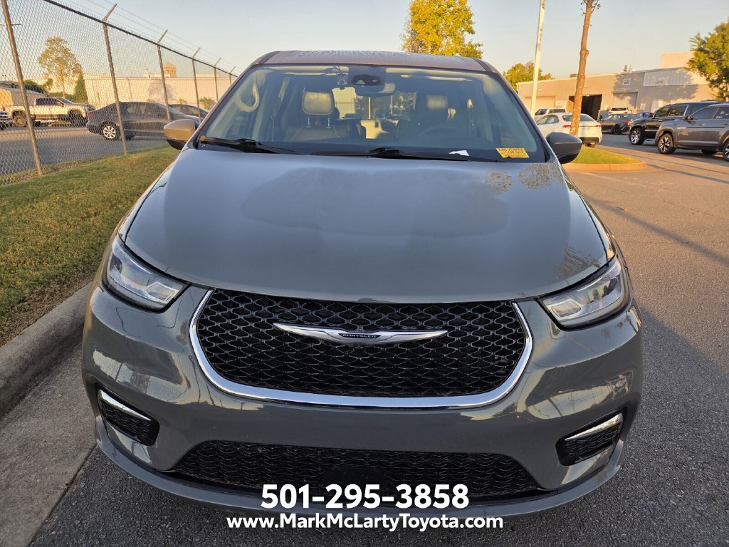 Used 2023 Chrysler Pacifica Touring-L FWD image 2