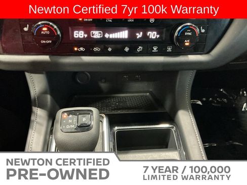Used 2025 Nissan Pathfinder SL FWD image 11