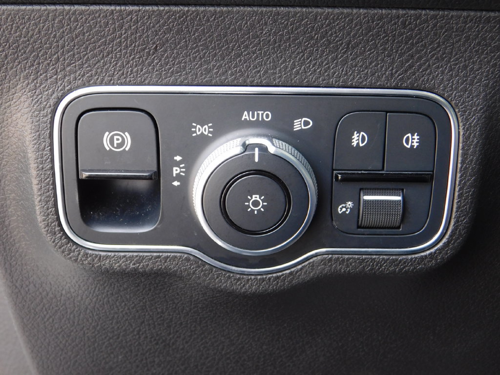 Used 2021 Mercedes-Benz GLB 250 4MATIC w/ Premium Package image 26