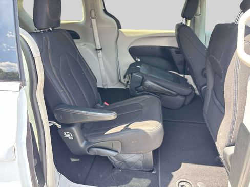 Used 2017 Chrysler Pacifica LX FWD image 13