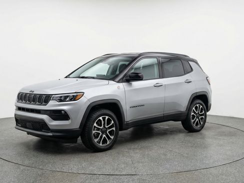 Used 2025 Jeep Compass Trailhawk AWD/4WD image 3