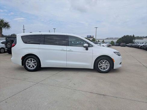 Certified 2022 Chrysler Voyager LX FWD image 2