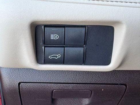 Used 2020 Toyota Highlander XLE image 25