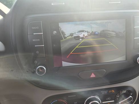 Used 2025 Kia Soul LX w/ LX Technology Package FWD image 12