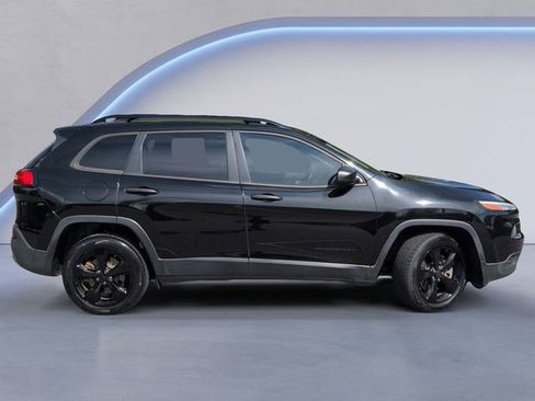 Used 2017 Jeep Cherokee Sport FWD image 3