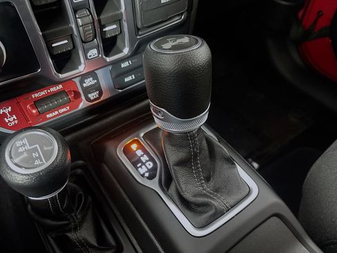 Used 2025 Jeep Wrangler Unlimited Rubicon AWD/4WD image 17