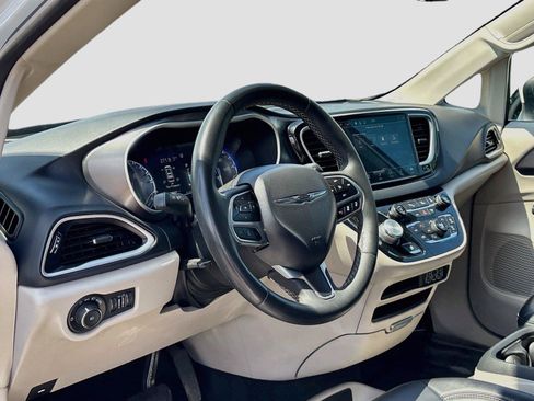 Used 2023 Chrysler Pacifica Touring-L FWD image 9