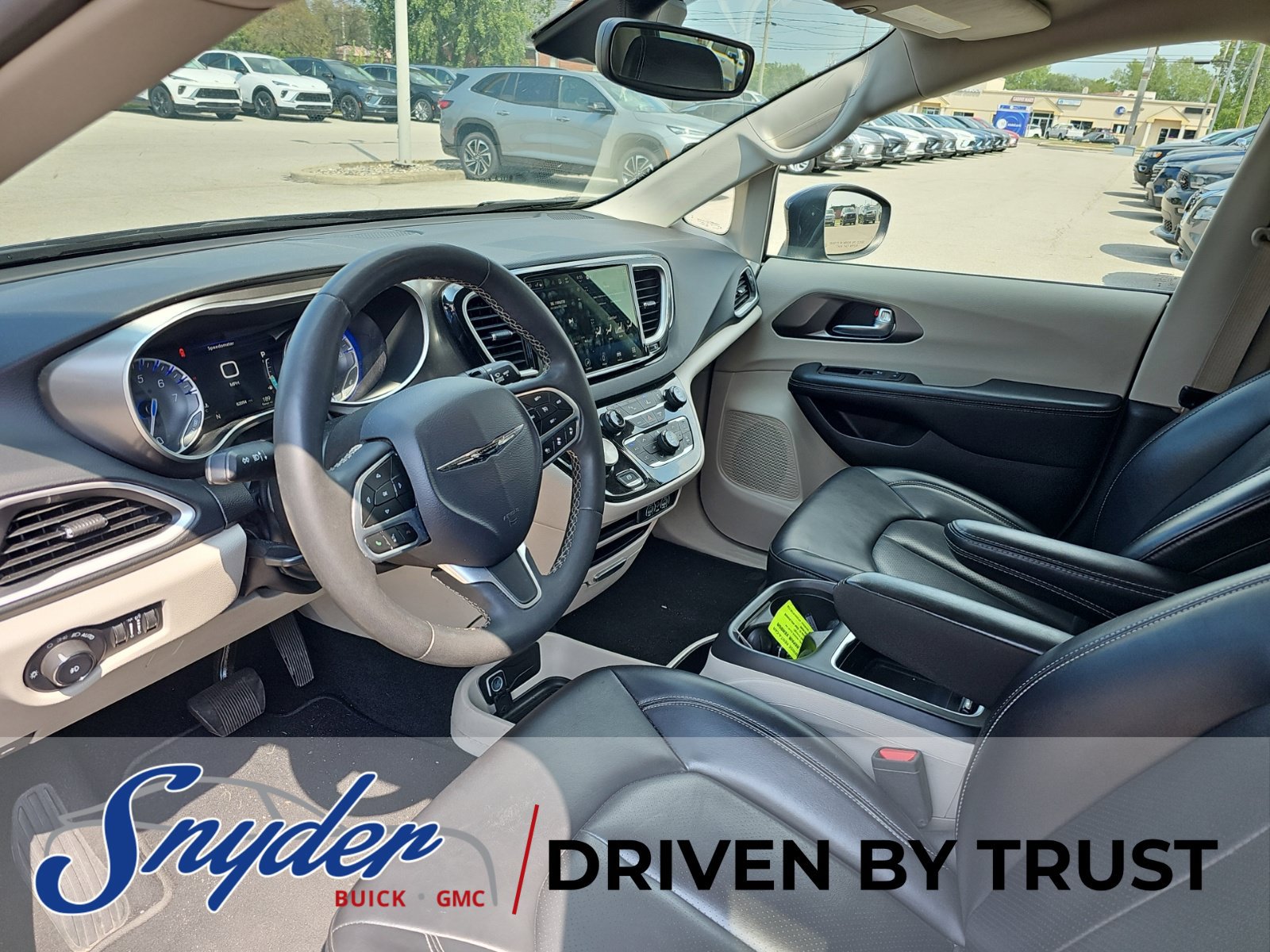 Used 2023 Chrysler Pacifica Touring-L FWD image 7