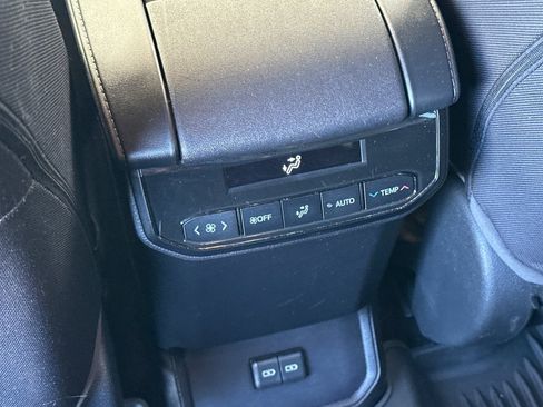 Used 2023 Toyota Highlander LE AWD/4WD image 14