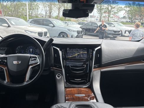Used 2018 Cadillac Escalade Luxury image 30