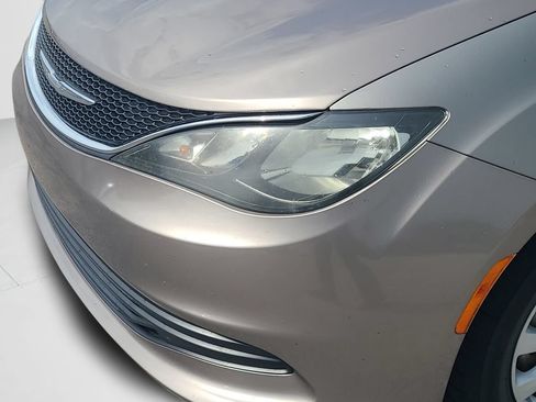 Used 2017 Chrysler Pacifica Touring w/ Tire & Wheel Group FWD image 23