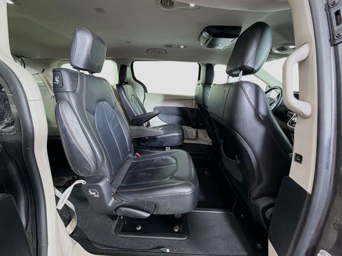 Used 2017 Chrysler Pacifica Touring-L image 29