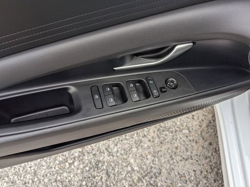 Used 2024 Hyundai Elantra SEL image 19