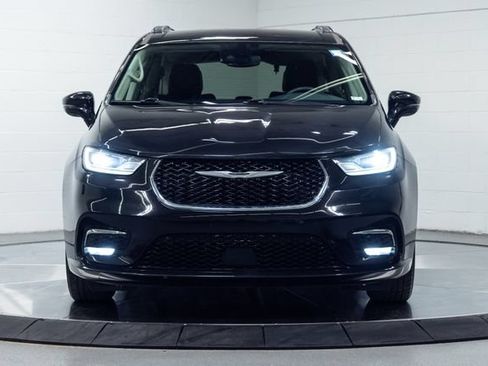 Used 2022 Chrysler Pacifica Touring-L FWD image 5